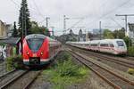 Diese Begegnung in Düsseldorf-Flingern am 04.10.2023 zwischen dem 1440 817-3 als S 8 von Mönchengladbach nach Hagen und einem 412 mit dem ICE 519 (Hamburg-Altona - München Hbf.) ist nur