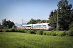 Eine 412.2 (ICE 4 Tz 9230) bedient am 6.9.24 den ICE 1290 auf der Linie 62 (Salzburg - Frankfurt), hier kurz vor Ostermünchen auf dem Abschnitt Rosenheim - München.