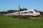 DB Fernverkehr AG mit dem ICE 4 Tz 9039 (812 039-6.....) auf der Strecke Rosenheim-Holzkirchen bei Feldkirchen Westerham am 6.11.24. Auf der Strecke Rosenheim München ging kurzeitig nichts mehr wegen PU, und so gab es ein paar wenige Ausweicher.