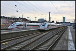 Zwei ICE 4 warten hier am 26.11.2024 um 15.42 Uhr im Bahnhof Hamburg Altona auf die Abfahrt.