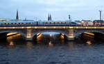 Lombardsbrücke in Hamburg Nähe Hbf: Es ist gar nicht so einfach, einen Zug im Stillstand zu fotografieren.