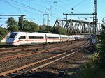 Der 12-teilige ICEx 412/812  9005  auf Probefahrt im Abendlicht des 31.08.2016 - hier bei Hamburg Veddel<P>

Weitere ICEx Bilder schon bei Tests der Systemtechnik Minden im Oktober 2015 findet man auf meiner Site unter:<br> 
<a href= http://www.ralf-bueker.de/Loks_DB_ICEx--412--812.htm target= _blank >Loks_DB_AG_der_neue_ICE_412--812</a></span></p>
    <p> </p>


