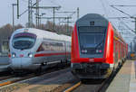 Ein ICE in Richtung Stralsund rauscht im Bahnhof Jatznick am RE 9 nach Berlin vorbei.