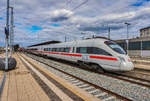 411 565-5 fährt als ICE 1511 (Hamburg Altona - Berlin Hbf (tief) - Nürnberg Hbf - Ingolstadt Hbf - München Hbf.) aus dem Bahnhof Lichtenfels aus.