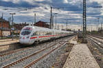 Nachschuss von 411 565-5 bei der Ausfahrt aus dem Bahnhof Lichtenfels.
Unterwegs war die Garnitur als ICE 1511 (Hamburg Altona - Berlin Hbf (tief) - Nürnberg Hbf - Ingolstadt Hbf - München Hbf.).
Aufgenommen am 11.4.2017.