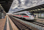 411 551-5 fährt als ICE 1504 (München Hbf - Ingolstadt Hbf - Nürnberg Hbf - Berlin Hbf (tief) - Hamburg Altona) in den Bahnhof Lichtenfels ein.