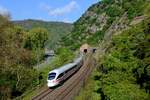 Nur ein schmales Zeitfenster steht zur Verfügung, wenn man Zug mit Seitenausleuchtung an den südlichen Portalen der Loreley-Tunnel fotografieren möchte.