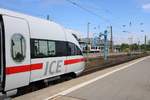 411 078 (Tz 1178  Ostseebad Warnemünde ) als ICE 1533 (Linie 15) von Darmstadt Hbf nach Berlin Hbf (tief) wartet in Halle(Saale)Hbf auf Abfahrt.