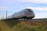 411 018 (Tz 1118  Plauen/Vogtland ) als ICE 1652 (Linie 50) von Dresden Hbf nach Wiesbaden Hbf fährt in Dieskau auf der Neubaustrecke Erfurt–Leipzig/Halle (KBS 580).