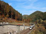 ICE 1610 (München Hbf - Hamburg Altona) durchfährt am 18.10.2017 Lauenstein den herbstlichen Frankenwald hinunter.