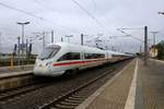 411 052 (Tz 1152  Travemünde ) und 411 060 (Tz 1160  Markt Holzkirchen ) als ICE 1513  Arkona  (Linie 28) von Ostseebad Binz nach München Hbf stehen im Bahnhof Bitterfeld auf Gleis 3.