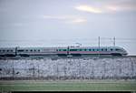 Eine BR 411 und 415 521 (Tz 1121  Gotha ) als ICE 1650 (Linie 50) von Dresden Hbf nach Wiesbaden Hbf fahren bei Benndorf auf der Neubaustrecke Erfurt–Leipzig/Halle (KBS 580).