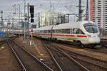 411 525-9  Arnstadt  und 415 520-6  Gotha  verlassen am 1.1.2018 als ICE1695 nach Frankfurt(Main) Flughafen Fernbahnhof den Berliner Ostbahnhof.