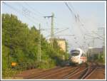 Am Abend des 22.05.2007 fuhr 411 071 am Gebude des alten Bahnhofes Frankfurt am Main-Niederrad links im Bild vorbei in Fahrtrichtung Hauptbahnhof und berquerte gleich nach der Aufnahme auf der