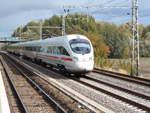 Ein 411,von Stralsund kommend,rauschte mit 120km/h,am 03.Oktober 2018,an der Station Bernau Friedenstal vorbei.