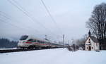 Ein ungewohnter Anblick im Tiroler Unterinntal: Der Verstärker-ICE mit der Zugnummer 13499 fährt auf dem Weg von Hamburg Hbf nach Innsbruck Hbf bei Brixlegg in Form von 411 012  Freie und