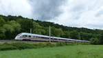 Ein ICE-T zur Fahrt nach München auf der Saalebahn bei Zeutsch.