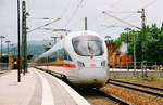 25.05.2000	Bahnhof Saalfeld/Saale, ein ICE-T nach München ist eingefahren. Auf einem weiteren Foto dieser Serie zeigt die Bahnhofsuhr 13:26 UIhr an. Der 1999er Fahrplan lief am 27.05.2000 aus und mit Beginn des 2000er Planes verkehrten nach meinem Kenntnisstand erstmals ICE-T's auf der Relation Berlin - München. Es dürfte sich hier damit um den IC 815  Therese Giese  handeln. der bereits heute mit der neuen Fahrzeuggarnitur unterwegs ist. Im Hintergrund brummelt eine Werklok der ehemaligen Maxhütte Unterwellenborn vor sich hin.