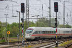 „Ausfahrt Frei“ aus Gleis 3 für RE5 von Stralsund nach Elsterwerda und an den Bahnsteig 1 fährt der IC 1711 von Binz kommend. - 22.05.2019
