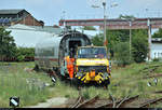 Nachschuss auf einen Mercedes-Benz Unimog (Zweiwegefahrzeug), der mit einem Flachwagen und dem Endwagen 411 052-4 von Tz 1152  Travemünde  auf dem Gelände der Maschinenbau und Service GmbH (MSG Ammendorf) in Halle-Ammendorf rangiert, nachdem das Gespann bis zur Eisenbahnstraße vorzog.
Das im Juli 2006 gegründete Unternehmen beschäftigt sich mit dem Bau und der Reparatur von Schienenfahrzeugen, sowohl für in- als auch ausländische Auftraggeber. Bereits die Gottfried Lindner AG, der VEB Waggonbau Ammendorf sowie zuletzt die Deutsche Waggonbau AG (DWA) waren auf dem Gelände tätig. Mit rund 190 Beschäftigten stellt die MSG den zweitgrößten Industriebetrieb der Stadt Halle (Saale) dar.
Aufgenommen von der Eisenbahnstraße.
[21.6.2019 | 13:40 Uhr]