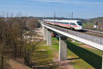 411 011  Hansestadt Wismar  mit einem unbekannten ICE bei Emskirchen Richtung Nürnberg, 30.03.2019