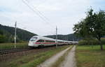 411 063  Ostseebad Binz  als ICE 28 (Wien Hbf - Frankfurt(Main)Hbf) bei Wernstein am Inn, 30.08.2019.