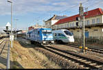 Vor rund 50 Minuten in Raguhn vorbeigefahren, jetzt vor einem defekten ICE-T in Dessau Hbf.
285 102-4 (92 88 0076 002-9 B-BTK) wird gleich 411 567-1 (Tz 1167  Traunstein ) von Gleis 2 Richtung Leipzig Hbf abschleppen.
Unterdessen läuft der Verkehr in nördlicher Richtung über Gleis 1, das gerade von einem anderen ICE-T befahren wird.

🧰 Eisenbahn-Bau- und Betriebsgesellschaft Pressnitztalbahn mbH (PRESS), eingestellt bei Bombardier Transportation GmbH, evtl. vermietet an DB Fernverkehr
🚩 Bahnstrecke Trebnitz–Leipzig (KBS 251)
🕓 5.12.2020 | 11:48 Uhr