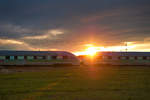 411 068  Ellwangen  und 411 058  Falkenberg/Elster  als ICE 90 (Wien Hbf - Hamburg-Altona) im Sonnenuntergang bei Postbauer-Heng, 16.02.2020