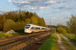 411 053  Ilmenau  mit dem ICE (Wien Hbf - Dortmund Hbf) bei Postbauer-Heng, 18.04.2020