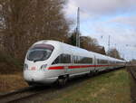 411 576-2 als ICE 1630 von Warnemünde nach Frankfurt(Main)Hbf bei der Durchfahrt in Rostock-Bramow.09.04.2022 