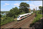 Ein ICE T hat die im Hintergrund zu sehende Südbrücke in Mainz am 28.6.2024 verlassen und ist unterwegs in Richtung Hauptbahnhof Mainz.