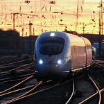 Hier bei der abendlichen Ankunft am Hauptbahnhof in Dortmund zu sehen ist der im Jahr 2004 gebaute ICE T 411 058-1  Falkenberg/Elster . (Oktober 2024)