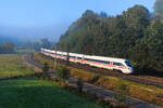 Am Morgen des 21. September 2024 konnte ich den auf den Namen  Meißen  getauften 411 019 auf seiner Fahrt als ICE 1555 von Frankfurt am Main nach Dresden HBF bei Hermannspiegel im osthessischen Haunetal fotografieren. Typisch für den Herbstanfang begann der Tag dort mit Nebel, der sich jedoch schnell auflöste. Man beachte auch die aktive Neigetechnik des Zuges, die auf der Aufnahme gut zur Geltung kommt.  