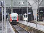 Im Leipziger Hbf: rechts ICE 1640 nach FF/M - Airport auf Gleis 10, links 642-511 als RE nach Saalfeld/Saale am Auengleis 10a.
Leipzig, der 31.12.2007