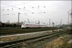 411 007  Pirna  und 411 013  Hansestadt Stralsund  haben ihre Reise als ICE 27 im Dortmunder Hbf begonnen und legen sich bei Bochum-Ehrenfeld in die Kurve.