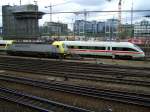 Die 127 001 und ein ICE-T am 23.03.2008 in Mnchen Hbf.