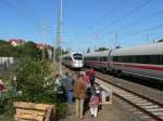 Warten auf das ICE-Shuttle, das Besucher vom Bahnhof Karlshorst zum Betriebswerk Berlin-Rummelsburg brachte.