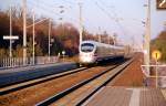 Ein ICE-T der BR 411 durcheilt am 22.01.09 bei tiefstehender Sonne den Bahnhof Burgkemnitz Richtung Leipzig.