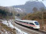 411 082  Mainz  ist als ICE 282 Zrich HB - Stuttgart Hbf unterhalb des Hohentwiel's in Singen unterwegs.