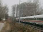 ICE-T der ersten Generation, auf der Fahrt von Dresden Hbf nach Frankfurt/Main am 10.02.05 in Bad Drrenberg. Deutlich zu erkennen ist das gestrte Blocksignal und die Vorbeifahrt auf Ersatzsignal (Zs1). Im Hintergrund taucht gerade eine BR 155, in Richtung Leipzig fahrend, auf.