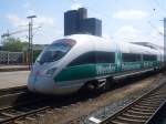 Der Werder ICE in Hannover HBF mit dem Pokal von Werder Bremen vorne im Fhrerstand von 411 065-5