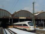 411 026  Leipzig  steht als ICE 1653 nach Dresden Hbf in Wiesbaden Hbf.