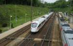 DB 411 054/545  Sonnenberg  fahrt als ICE21 von Frankfurt nach Wien West gerade durch den Bahnhof Rekawinkel und wird in wenigen Kilometer den Zielbahnhof erreichen.