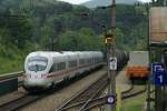 411 062 hat bald sein Endziel Wien West erreicht und berholt als ICE23 von Dortmund kommend im Bahnhof Tullnerbach-Pressbaum einen Gterzug.