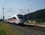 Der ICE 1512 nach Berlin Gesundbrunnen, durchfuhr am 7.7.10 den bahnhof Gundelsdorf in Richtung Saalfeld.