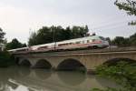 ICE 261 aus Mnchen Hbf berquert am Abend des 4.August 2010 die Saalachbrcke zwischen Freilassing und Salzburg.