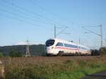 Der ICE 1602 nach Dresden Hbf, legte sich am 31.8.10 in Halach(b.