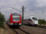 423 139 auf einer berfhrungsfahrt nach Mnchen, wird von einem 411 in Mertingen berholt (August 2004)