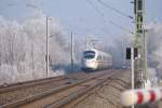 Namenloser ICE am Bahnbergang Schulpforta (nhe Naumburg/Saale),Richtung Bad Ksen fahrend,29.01.2011