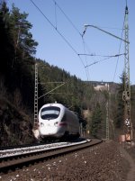 Ein 411er ist am 8. Mrz 2011 als ICE 1609 nach Mnchen Hbf bei Ludwigsstadt unterwegs. Im Hintergrund ist  Burg Lauenstein  zu sehen.